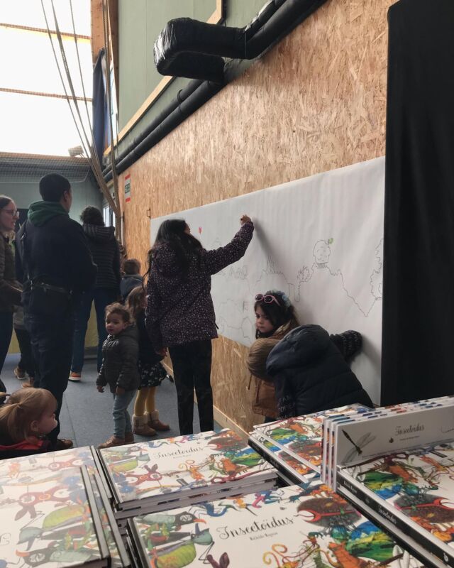Petit retour en images sur le @salondulivrejeunesseerdre !
Deux journées de rencontres super bien préparées, et deux jours de salons entre dédicaces et fresque géante !
Une belle réussite et des belles rencontres 😊!

#salondulivrejeunesseenerdreetgesvres #dedicaces #fresqueparticipative #rencontresscolaires #insectesimaginaires #Etaprès? #insectoïdus #20000lieuessouslamare #alavolette… #colocsautop