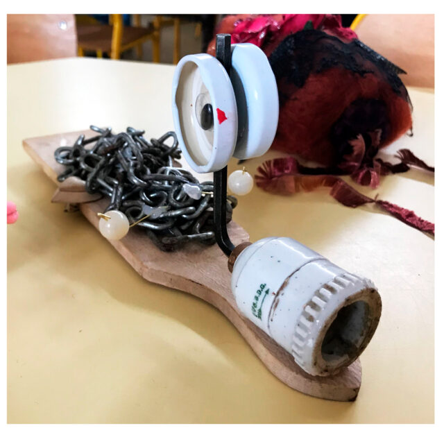 La semaine dernière je retournais à l'école de Lamagdelaine dans le Lot !

Après avoir inventé des insectes imaginaires habitants du compost en novembre et décembre dernier, cette fois-ci nous avons fait toute une ménaginsecterie en volumes ! 🐛🐞🦗🐝
À partir de vieux outils et objets les élèves de la petite section au CP ont crée seuls ou à plusieurs tout un tas de petits bestioles :) 

Il leur reste à inventer leurs noms, leurs habitats et nourritures, l'aventure se poursuivra en classe !

#ménaginsecterie #insectesimaginaires #sculptures #pimpetesviellesfourchettes #ettesvieillestenailles #residencealécole #rencontresscolaires #ateliers #lamagdelaine #lesinsectessontnosamis