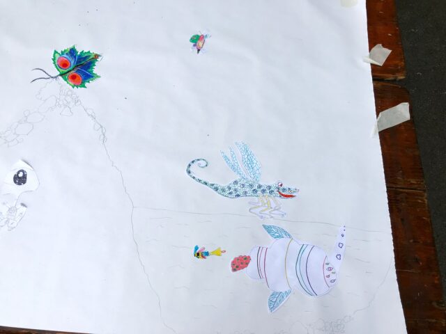 Mercredi dernier, le 2 juillet, j’étais à Millau pour un atelier de fresque participative sur les insectes imaginaires, à l’occasion de la manifestation @partirenlivre.
Cet atelier a eu lieu toute l’après-midi dans la cour du très chouette Bar'Bouille, où l’exposition "Nom d’un Insecte !" s’était invitée quelques jours pour habiller les grilles :) !

Merci à l’équipe de choc de la Médiathèque Sud Aveyron qui a bravé la chaleur pour tout organiser, merci aux participants qui sont venus suer tout en dessinant, merci au Bar’Bouille et à @aporiaculture !

#partirenlivre #atelierdillustration #fresqueparticipative #mediathequesudaveyron #aporiaculture #barbouille #millau #canicule #commentsuertoutendessinant