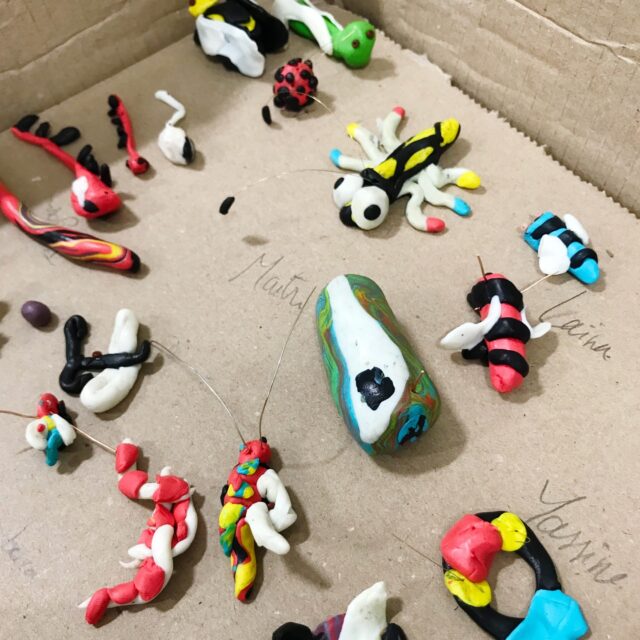 Mardi 24 j’étais à la médiathèque départementale de @pierresvives.herault à Montpellier dans le cadre de Partir en livre 2025. 

J’y ai fait deux rencontres autour de mon album "Insectoïdus" et de l’exposition "Nom d’un Insecte !". Le matin, une classe de CP a réalisé des tout petits insectes imaginaires et l’après-midi ce sont des grandes ados et adultes qui se sont prêtés au jeu. Soit en modelage, soit en dessin !

Les grandes planches de l’exposition "Nom d’un Insecte !" sont encore visibles jusqu’au 5 juillet, n’hésitez pas à y faire un tour, il y fait frais (ce qui ne gâche rien ;) ).

Merci à Pascale et Pauline et à tout le personnel de la médiathèque pour votre accueil et votre enthousiasme autour de ces petits insectes ! Et merci aux participants des ateliers :) 

#Insectoïdus #nomduninsecte #aporiaculture #partirenlivre #pierresvives #rencontres #modelage #illustration #insectesimaginaires