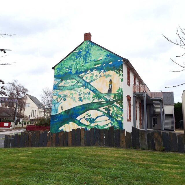 Et voilà&nbsp;: 𝙂𝙞𝙥𝙨𝙮 𝙩𝙤𝙢𝙗𝙚́𝙚 𝙙𝙪 𝙣𝙞𝙙&nbsp;!

La fresque inspirée de l'album 𝘎𝘪𝘱𝘴𝘺 (@edcourtesetlongues , 2014) écrit par @zerolomariefrance est enfin terminée&nbsp;!
Elle se situe à @grandchamp_des_fontaines et elle est de toute beautée&nbsp;:) .

Ce projet est né après avoir été invitée au @salondulivrejeunesseerdre l'an dernier, et la fresque a été réalisée par @plusdecouleurs .

Merci encore à toute l'équipe, et en particulier à Julie et Mickaël pour avoir initié et suivi ce chouette projet (porté par @erdregesvres ).

#fresque #littératurejeunesse #GipsyTombéeDuNid #Gipsy #illustration